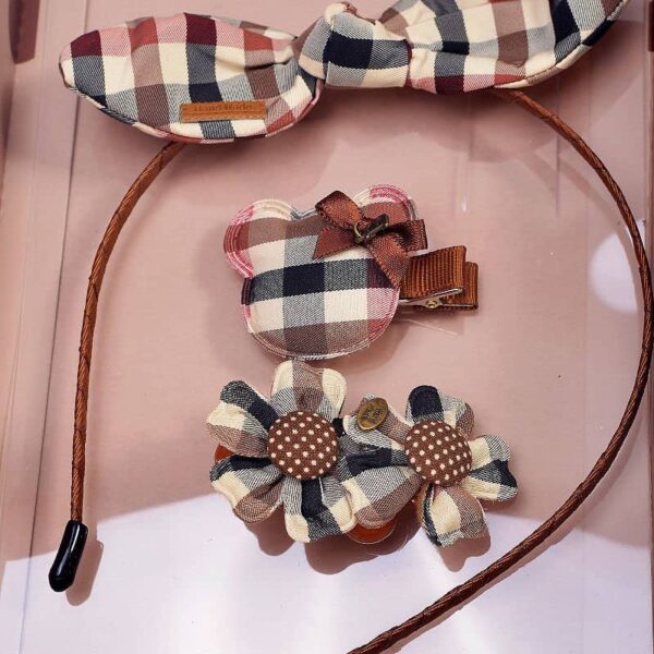 Помади за коса и аксесоари за парти с гафрирован плат и цветове в традиционен дизайн, подходящи за весело парти настроение и забавление.