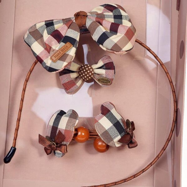 плюшена брошка и парче лента с кафяво-черена чертица, подходящи за украса за събития или детски празници, цветове бежови, кафяви и тъмночервени, изработено с меки материали и елегантен дизайн.