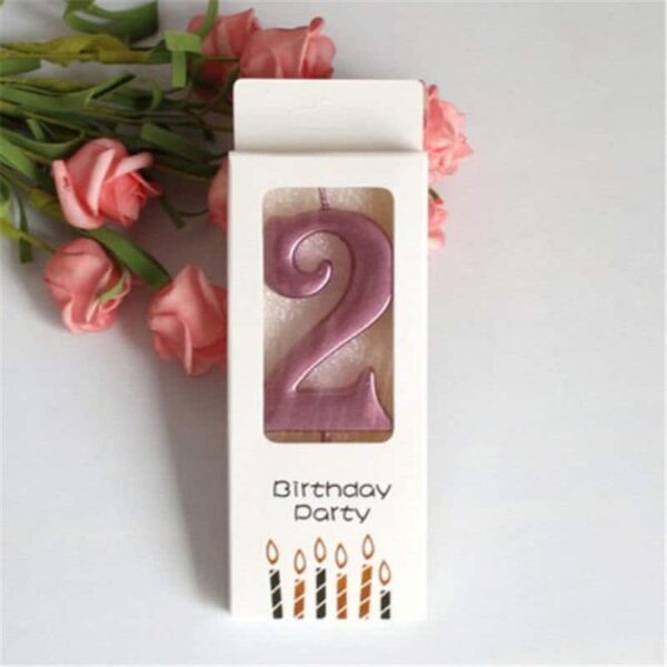 2. свещ със форма на число 2 за рожден ден, в красив подаръчен куфар, подходяща за тържества и празненства.