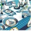 Барбекю парти маси с тематична украса и съдове за парти за специални събития.