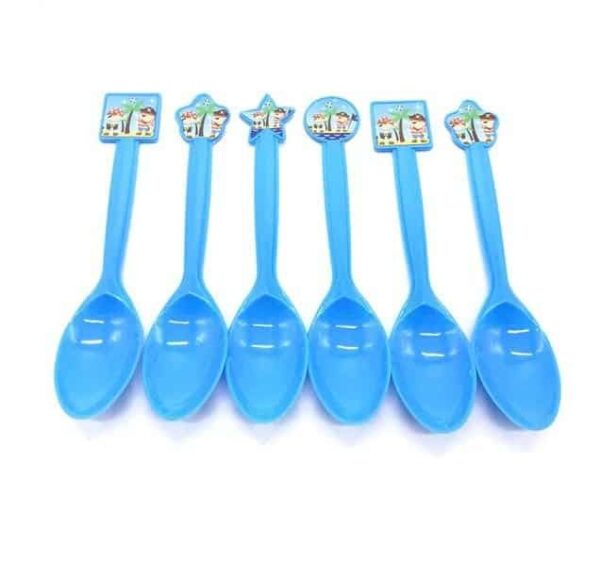 Цветни пластмасови лъжички за парти, подходящи за детски празненства, с забавни зимни мотиви и весели дизайни. Идеални за украса и сервиране на сладкиши или сладки изненади.