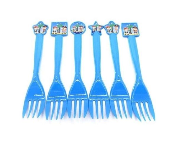 цветни пластмасови вилици за детски партита със зимна снежна тематика и забавни карикатури на снежни човечета и коледни шапки.