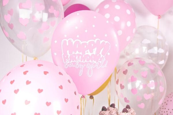 Fонтан с балони за рожден ден на бебе момиченце, розови и прозрачни шарове с сърца, празнично настроение за парти.