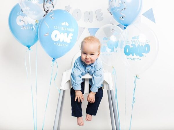 Бебе на първия рожден ден с парти балони и декорации за първи рожден ден, организирани от Party Deluxe. Цветни празнични украси за незабравимо събитие.