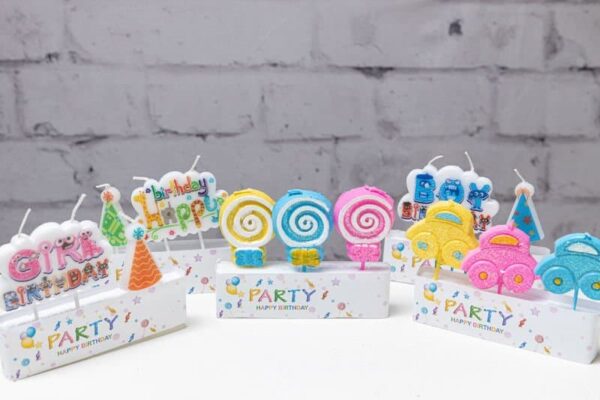 Цветни свещи за торта с тематичен дизайн за рожден ден, подходящи за декорация и празнично настроение.