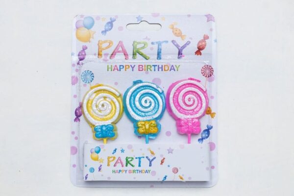 Цветни свещи за рожден ден с лъскаво гланцово покритие, подходящи за празнична украса и торта, идеални за детски и тематични събития.