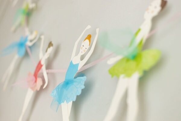 Развиващи се балетни танцьорки върху цветни папируси за детска украса и парти, подходящи за рождени дни и тематични събития.