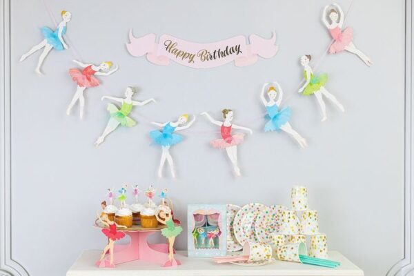 Елмазни балетни балерини с цветни рокли и пеперуди за детско парти, украса за рожден ден с торта, чаши и аксесоари, подходящи за индивидуални и групови събития, създаваща весела и артистична атмосфера.