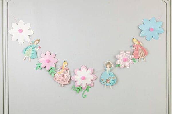 Цветна декорация с принцеси и цветя за детски рожден ден или парти, подходяща за украса на плакат, стена или празнично събитие. Идеална за създаване на приказна атмосфера.