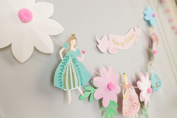 Магнитна украса за детски рожден ден с феи и цветя, перфектна за тематични партита и декорации. Идеална за празненства с приказна атмосфера. Това е място за незабравими моменти и красиви спомени.