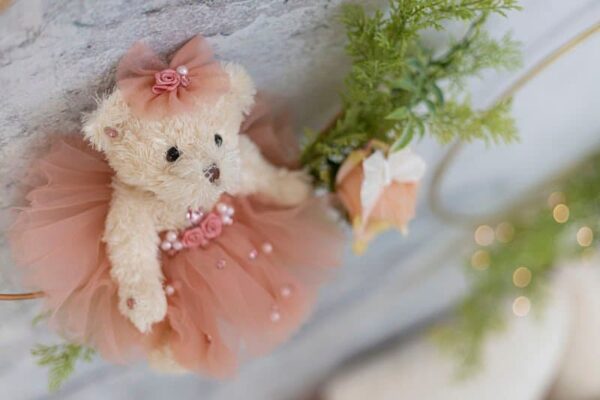 Elegant плюшен мечка в розова балетна пола, подходяща за детски рождени дни и празници, част от асортимента на Party Deluxe.