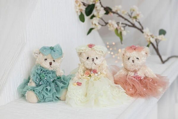 Мека плюшена играчка мечка с рокля и бие, подходяща за подарък или декорация за празник. Идеално за детски партита, украса и колекциониране, създавайки уютна и весела атмосфера.