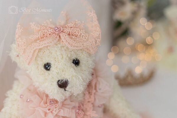 Мече с панделка и цветя, подходящо за всяка тематична детска парти декорация и подаръци от Party Deluxe.