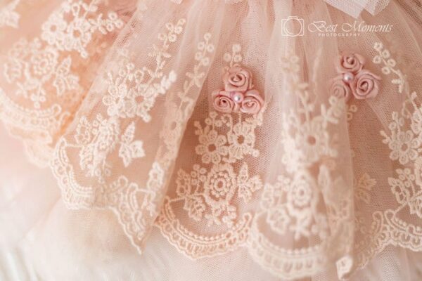 Ралста от декоративна дантела с цветя и розови рози за елегантни сватбени и празнични събития.