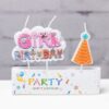 Цветни празнични свещички за рожден ден с надпис "Girl Birthday" и тематична украса, подходящи за детски партита, създаващ весел и празничен атмосферен ефект.