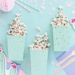 Кутия за пуканки цвят мента на златни и бели точици