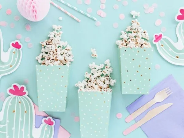 Попcorn в хартиени кутии за парти, цветни декорации, тематична украса за детски празник. Кино тематично парти с забавна атмосфера и вкусни закуски.