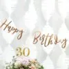 Happy Birthday банер с цветя и цифра 30 за тържество или парти. Идеално за декорация на празник за възрастен със стилизирани елементи и цветен дизайн.
