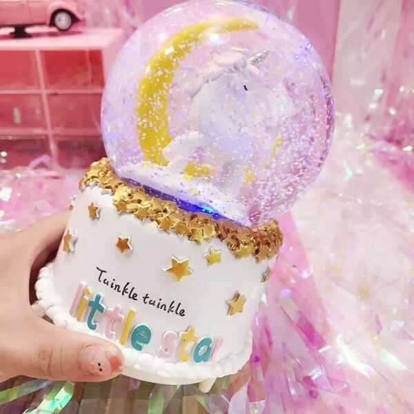 файлът, празничен снежен глобус със звезден декор и надпис "Туинкъл туинкъл little star" за детски празници, украса за рождени дни, тематични събития и подарък.