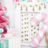 Pink рожден ден декорация, балон с захарфа, празничен интериор с подаръци и златни звезди.