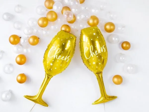 Златни балони тип чаши с надпис Cheers за празници и тържества.