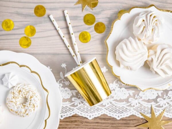 Златен празничен купа с десерти и весели украси за парти, подходящи за рожден празник или специален повод. Изискан дизайн и вкусни сладки за незабравимо събитие.