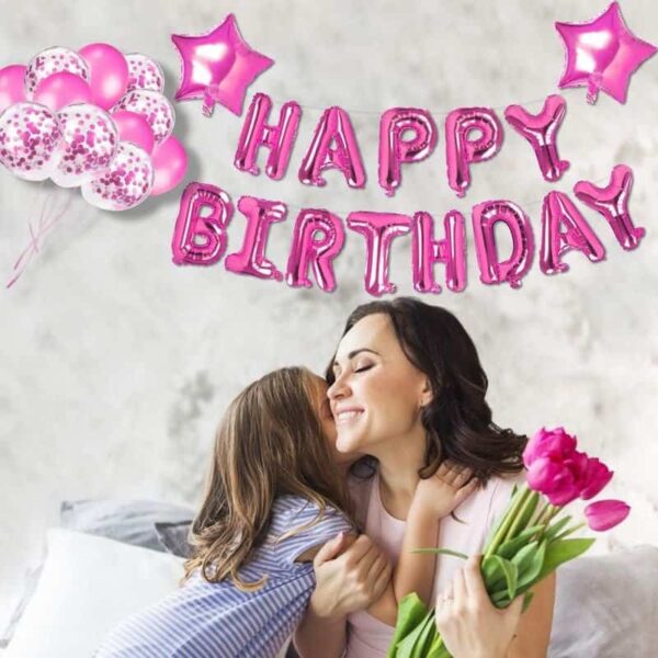 Лична снимка на майка и дъщеря, прегръщащи се и усмихващи се, с парти декорации за рожден ден като балони и надпис "Харти День", създаваща топла и радостна атмосфера за специален празник.