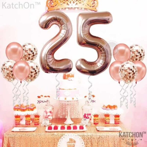 Блог за балони с големи златни цифри 25 и тематични декорации за рожден ден в розово и бяло, идеален за празнуване на 25 години, с украса за парти, торта и подаръци.