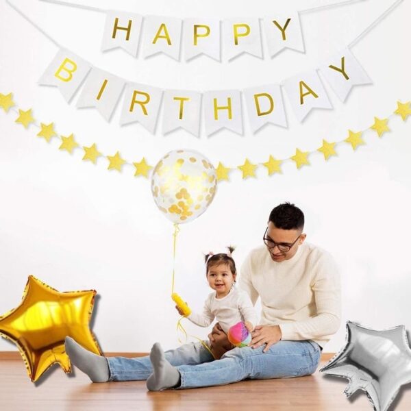 Bългарски поздравителна украса и балони за рожден ден, семейна празнична атмосфера с Happy Birthday гирлянд и цветни звездообразни фигури, подходящ за детски и семейни събития.