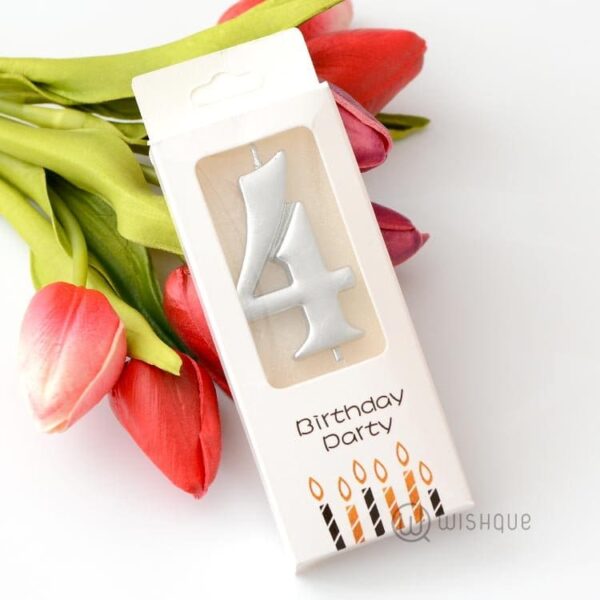 Метален свещичка за рожден ден с номер 4, подходяща за декорация на празнични тържества, торти и декор за партита. Идеална за персонализиране на рожден ден.