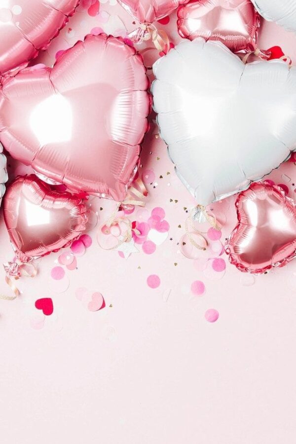 Розови и бели сърцевидни балони за празник, конфети и празнична украса, идеални за романтично събитие, сватба или юбилей, аксесоари за декорация на партита, весели и цветни.