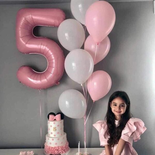 Розов балон с форма на число 5, бели и розови балони, детска торта с розов цвят и момиче с розова рокля, празник и парти декорация за рожден ден.