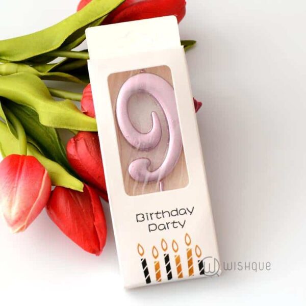 Каска за рожден ден с цифра 9 и цветни свещички, с букет от червени и зелени цветя за тематична торта или украса за парти от Party Deluxe.