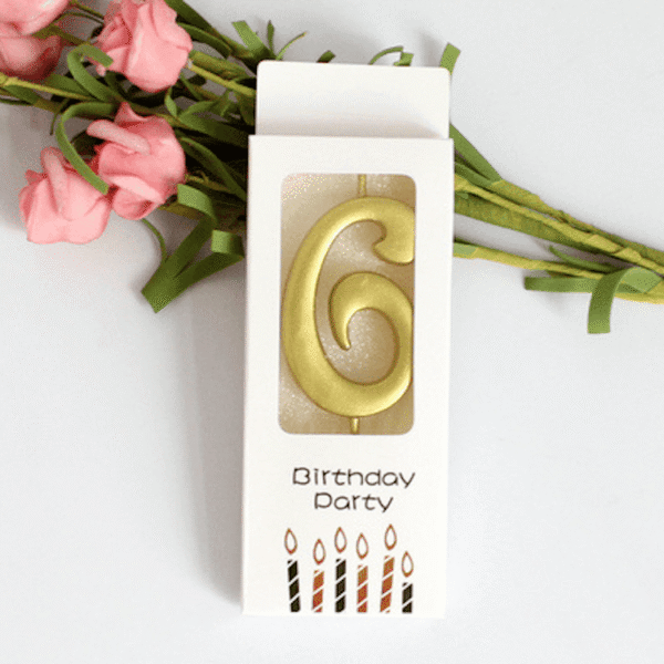 Златна свещ за рожден ден във формата на цифра 6, опакована в бяла кутия с надпис "Birthday Party" и изображения на свещи, идеална за празнични тържества и украса за рожден ден.