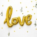 Красив златен фолиев надпис LOVE