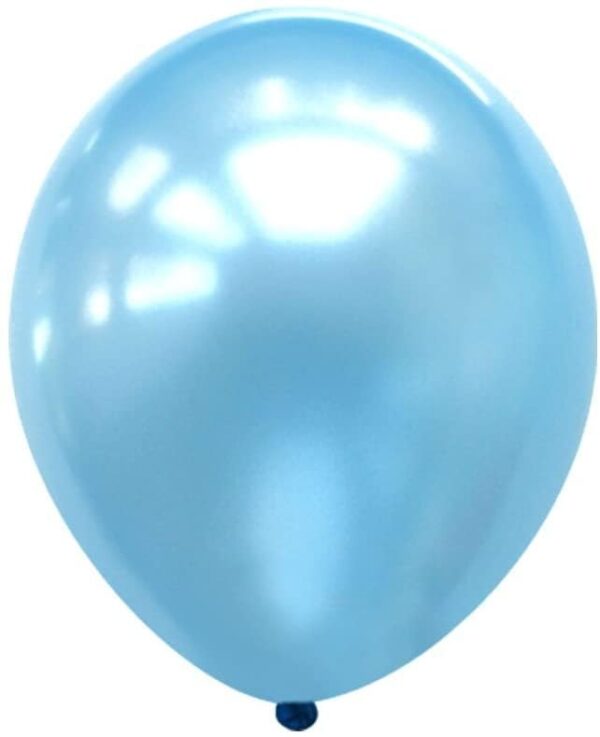 Небоядисан балон с лазурен цвят за парти или събитие, идеален за декорация, отпразнуване и създаване на празнична атмосфера.