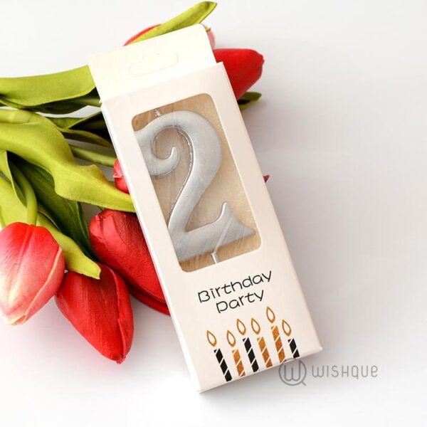 метален свещ за рожден ден с цифра 2, боядисана в silver, за тържество и декорация, от Party Deluxe, идеален за украса на рожден ден, торта или парти атмосфера.