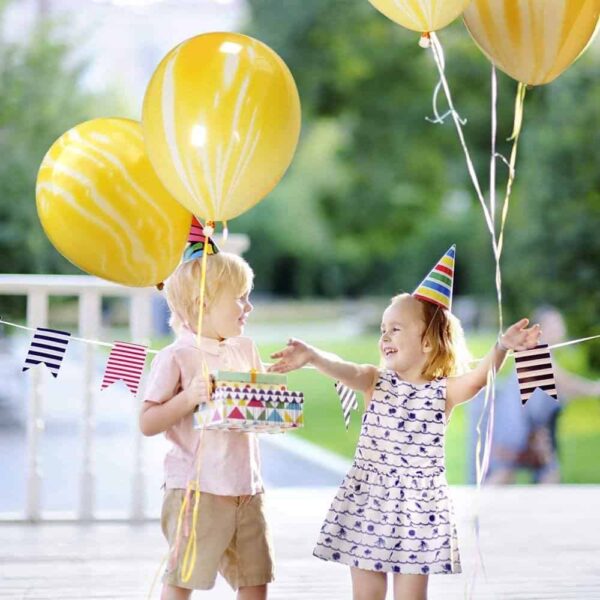 ярки балони и щастливи деца на рожден ден с парти шапки, веселие на открито, празнична атмосфера, детски партита и забавления, празненства за деца, Party Deluxe София.