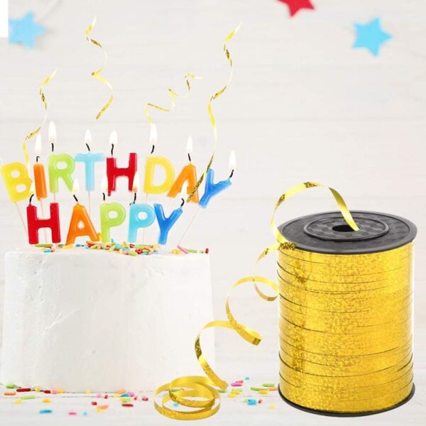 Баба торта с цветни свещи и балони за рожден ден, с конфети и златни свински ленти за празнична украса и веселие.