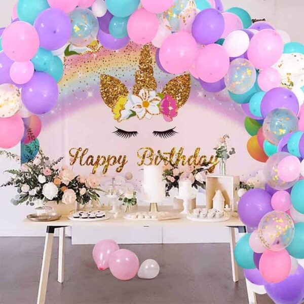 Яка елегантна украса за рожден ден с балони, грандслогън бейдж, фламинго и цветни аранжировки за празненство. Перфектно за детски партита, тематични събития и специални усещания.