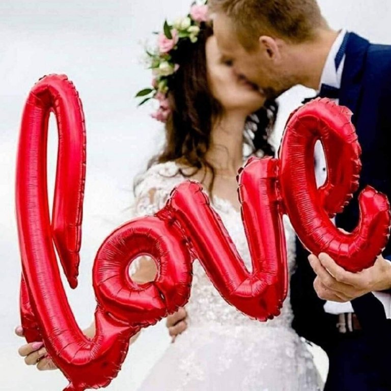 Червен красив фолиев надпис LOVE