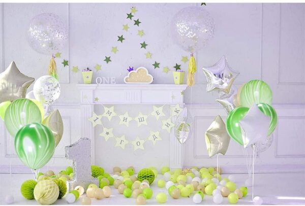 Летящи балони, украса за рожден ден със зелени, бели и сребърни елементи, празнична декорация за първи рожден ден, парти украса за детско парти с тематични елементи и светлинна украса.