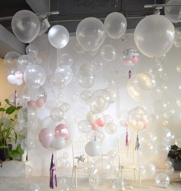 Летящи балони за парти в бяло и розово, перфектни за рожден ден или специален празник, създаващи стилна и весела атмосфера за всяко събитие.