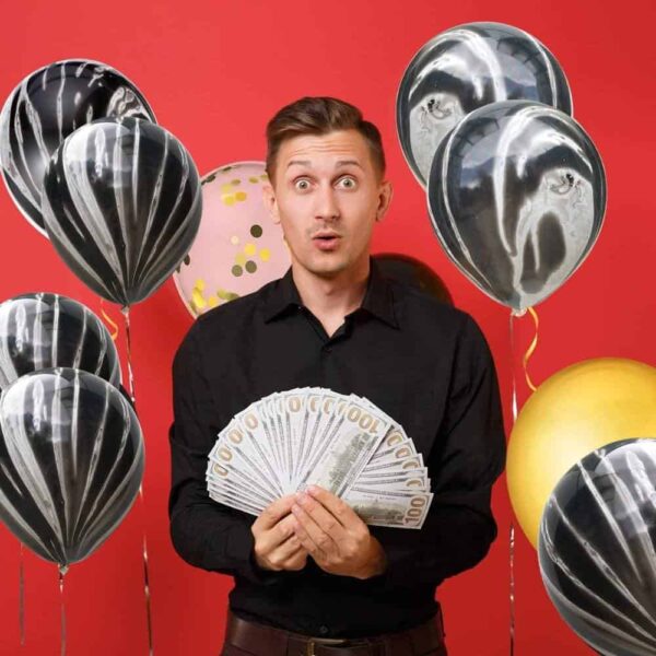 Парти украса с балони в черно, бяло и златисто за парти или събития на Party Deluxe.