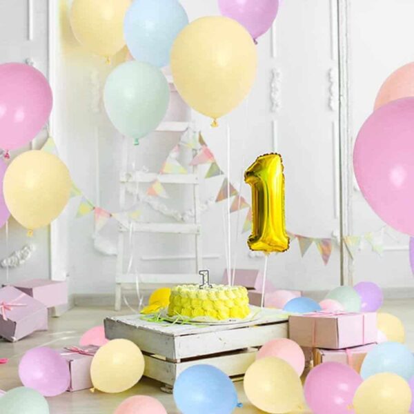 Ярки балони, торта за първи рожден ден и златна балонова цифра 1 за детски рожден ден, празнична декорация, Party Deluxe.