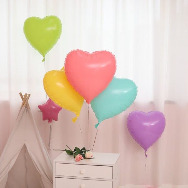 Балони сърце в ярки цветове за парти или рожден ден.