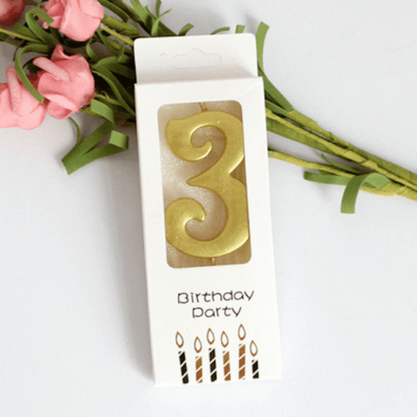 3. Възрастна свещ за рожден ден с номер 3, подходяща за празнуване на трети рожден ден или юбилей, идеална за украса на торта и парти събития.