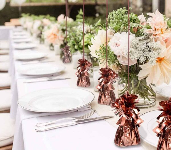 Бели празнични маси с цветя и украса за парти, стилна декорация за събития, празнична атмосфера, цветни аранжировки, елегантен дизайн за тържества и събирания.