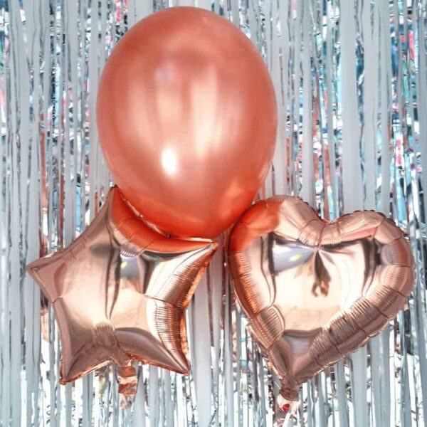 ланшантова балонна украса в златно-розов цвят с балони във форми на сърце и звезда за празнични събития.