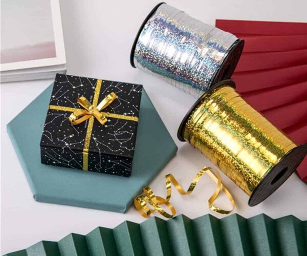 Златни и сребърни празнични ленти за декорация или подарък, налични при Party Deluxe. Перфектни за опаковки, украса на събития и празници. Надхвърляйте очакванията с висококачествени продукти за партита.